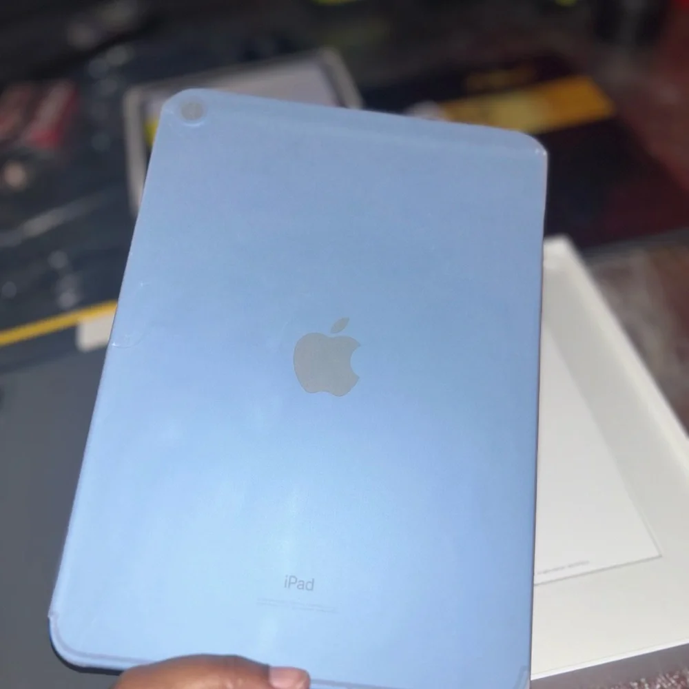 Apple Silver iPad Tablet never used w/keyboard case and screen protector